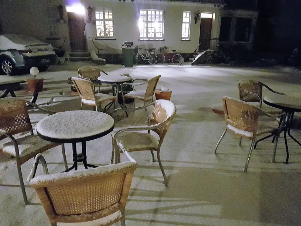 Borde og stole i gården om aftenen
