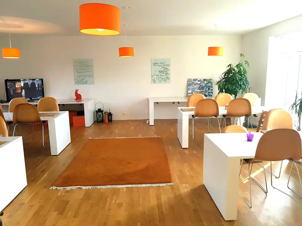 Spiseborde og sofagruppe i fællesrummet