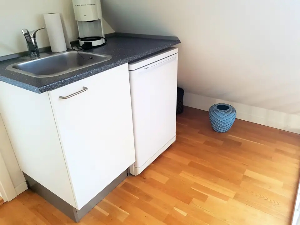 Tekøkken med vask og elkedel