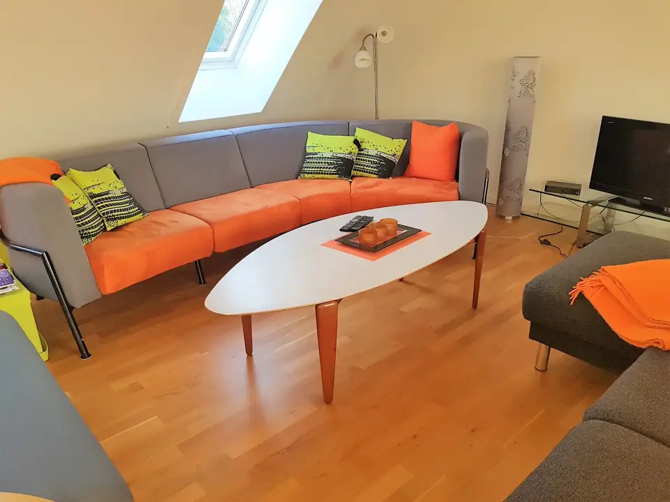 Sofagruppe og TV i fællesrummet