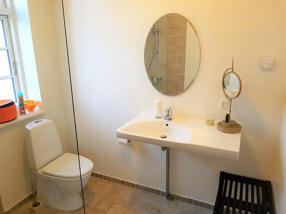 Badeværelse med håndvask og toilet