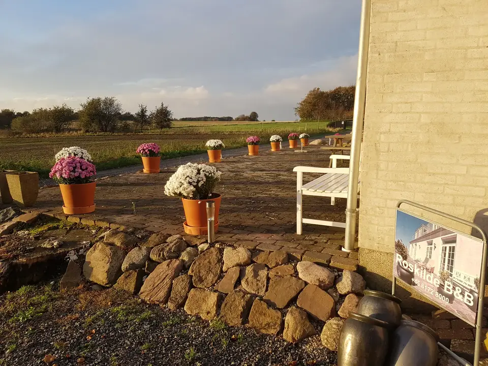 Terrasseborde med udsigt over marker